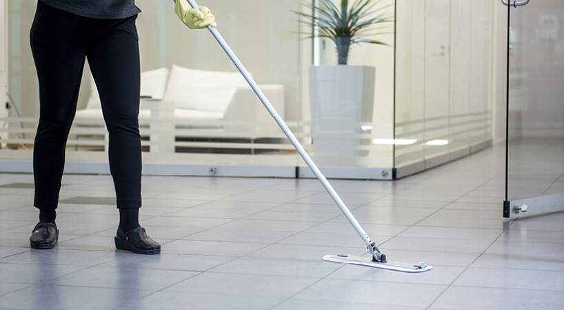Siivooja puhdistaa lattiaa. Siivoustuotteet ammattilaisille toimittaa Innokem.