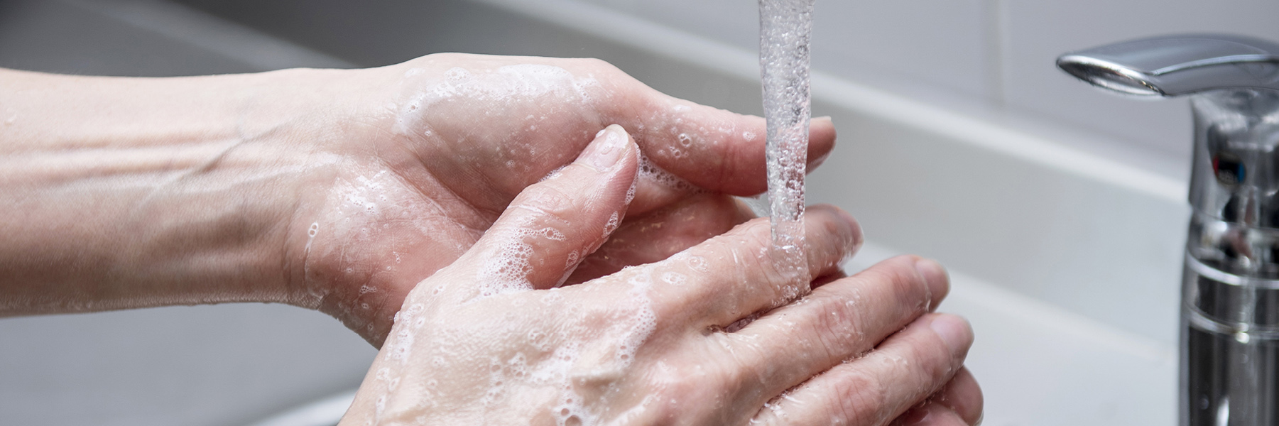 Käsien pesu. Hygienia on tärkeää varsinkin korona-aikana.
